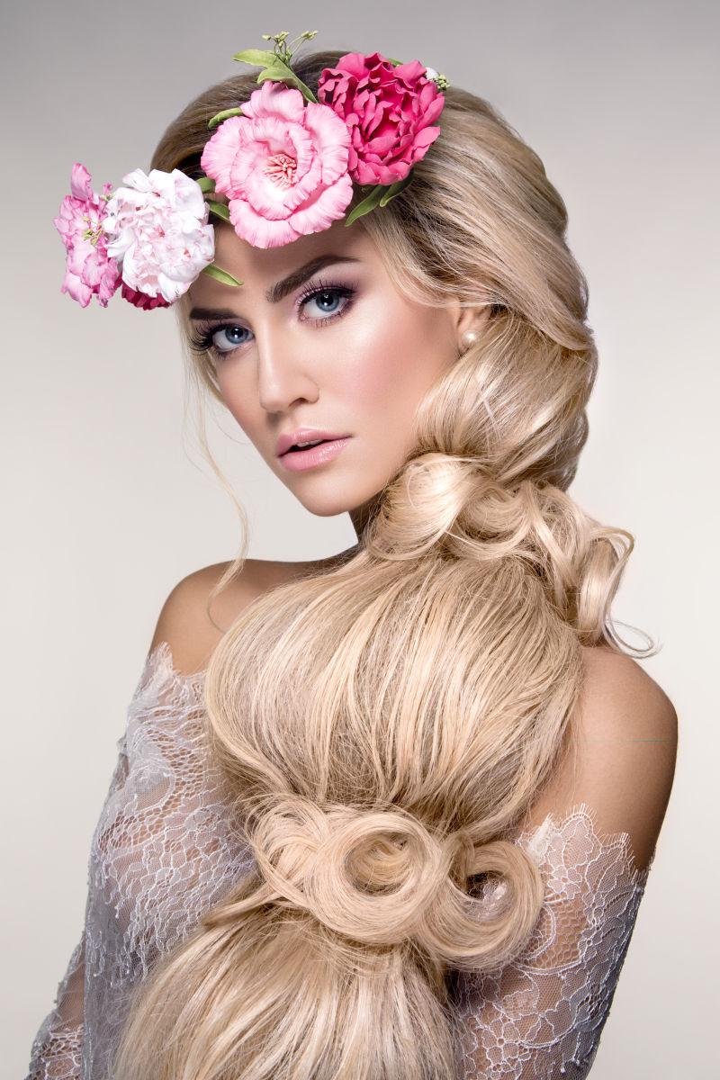 长发的美女戴着花环