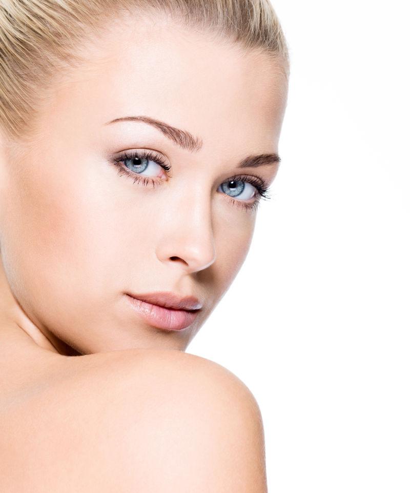 白色背景上美女的脸