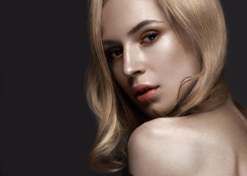 性感的金色卷发女人