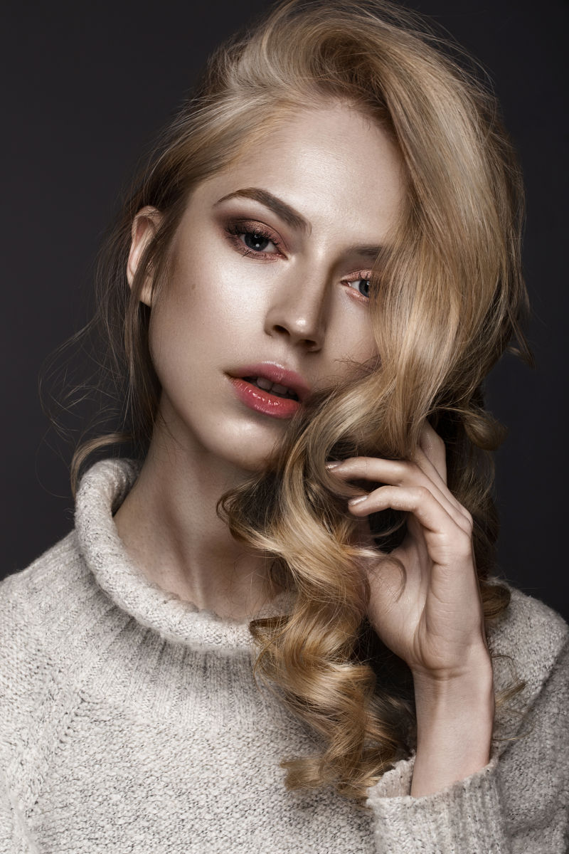 穿着毛衣的金色卷发美女