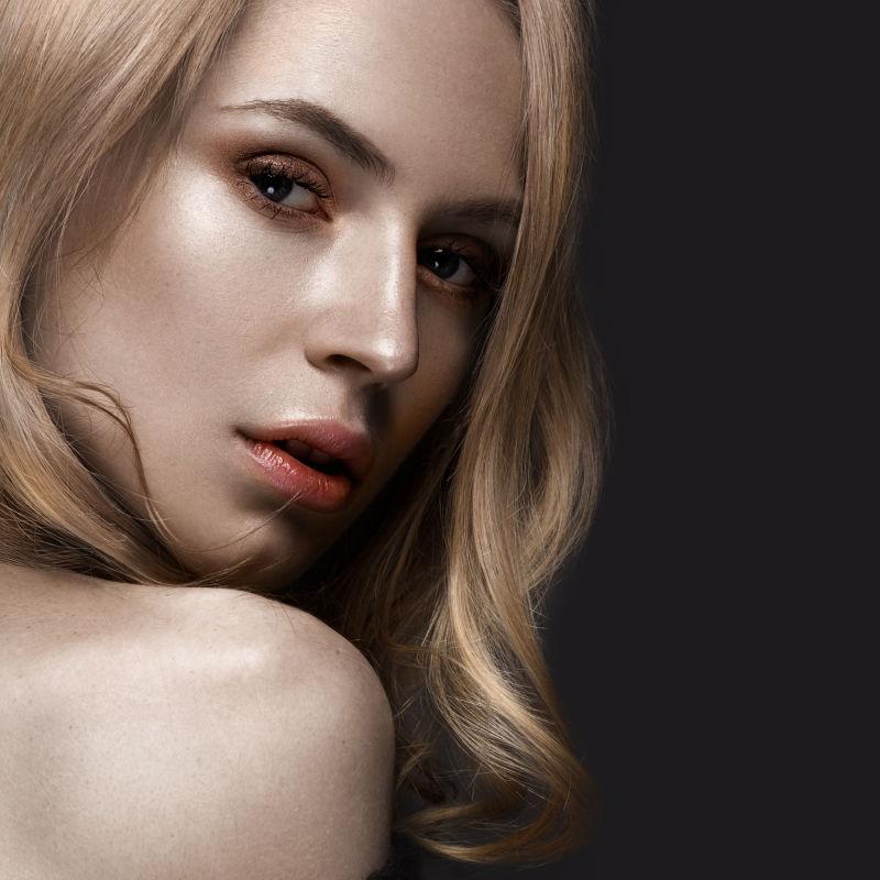 回眸的金发美女