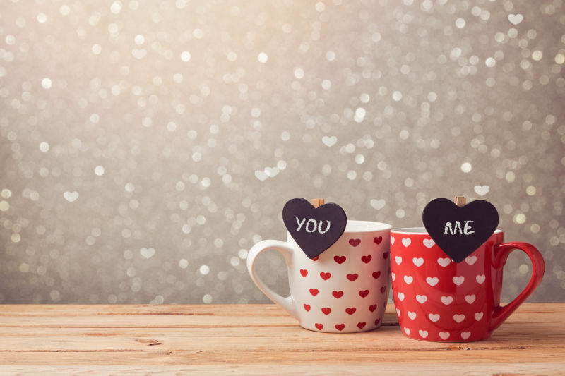 印有爱心图案的情侣杯