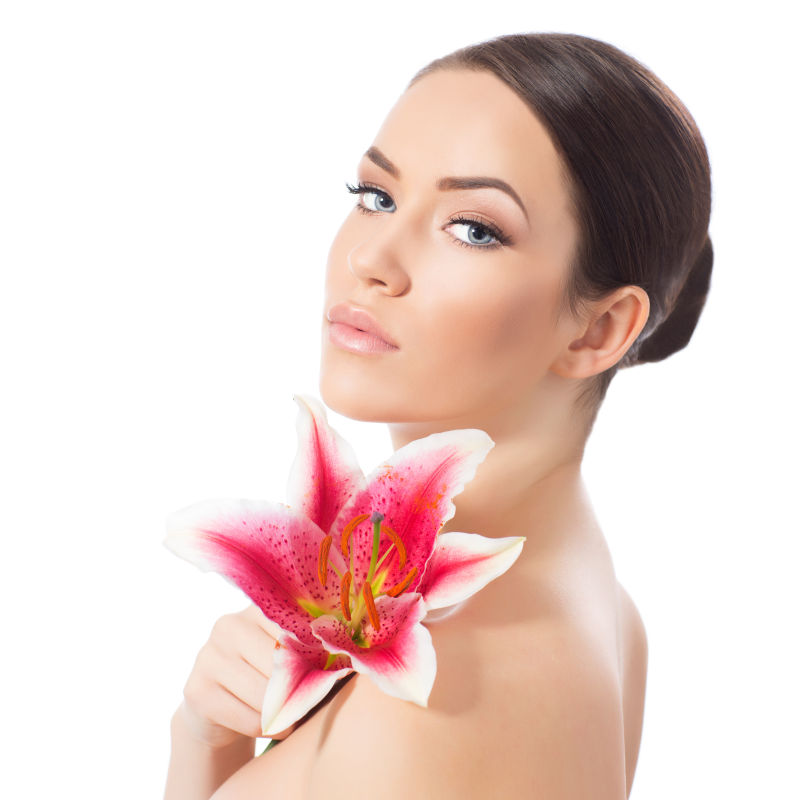 画着妆的美女拿着一朵百合花