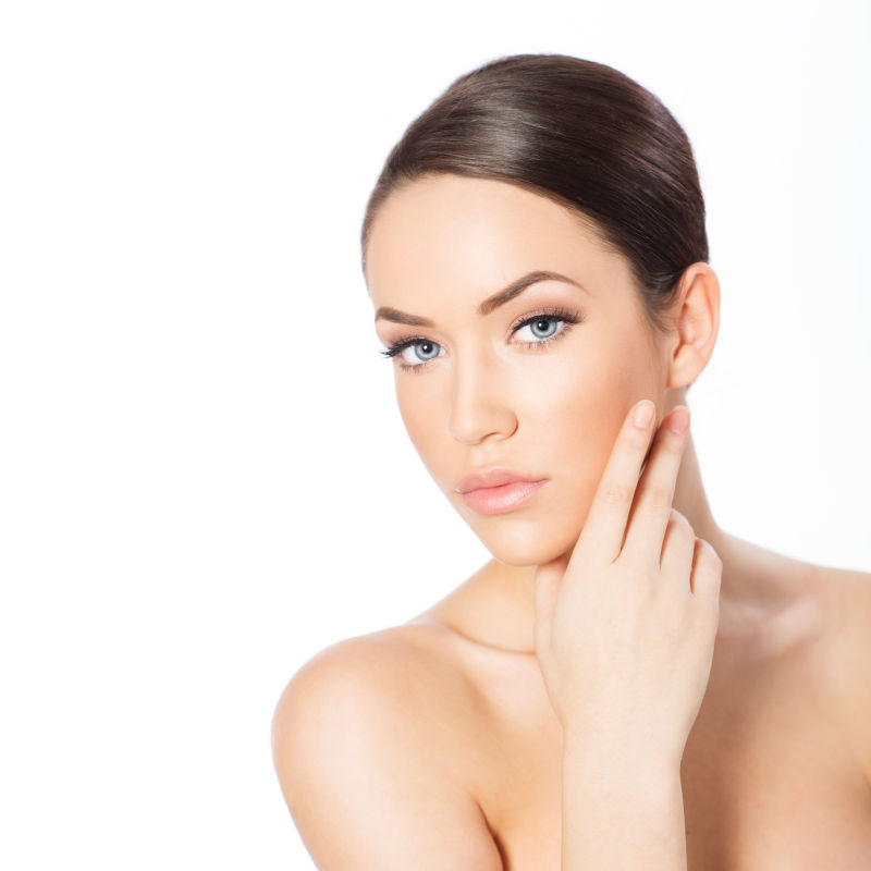 凝视着镜头的美女