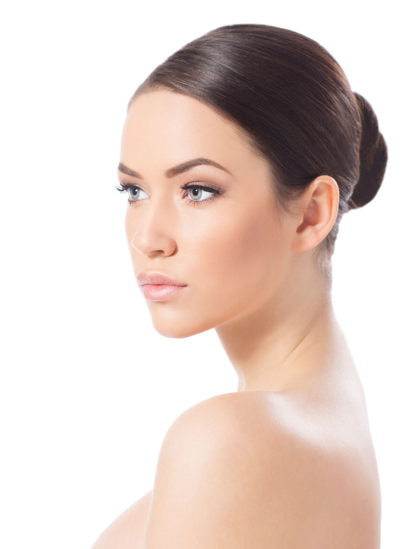 扎着头发的典雅美女