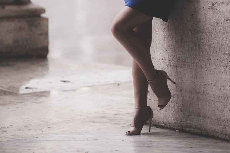 女人纤细的腿穿着高跟鞋