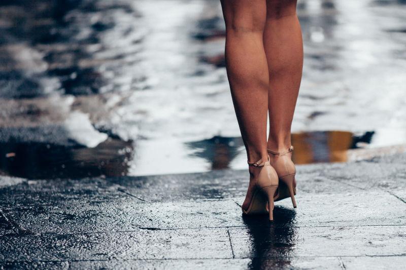 下雨天美女的穿着高跟鞋