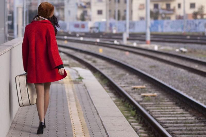 穿着高跟鞋的美女在车站