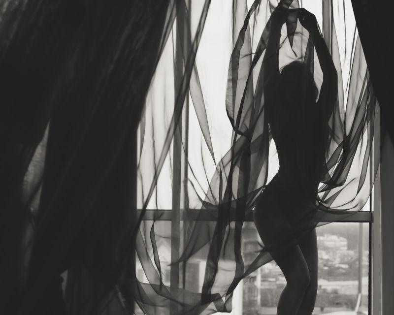 朦胧的性感内衣美女黑白剪影