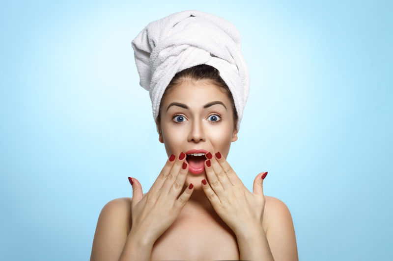 淡蓝色背景前美女可爱的表情