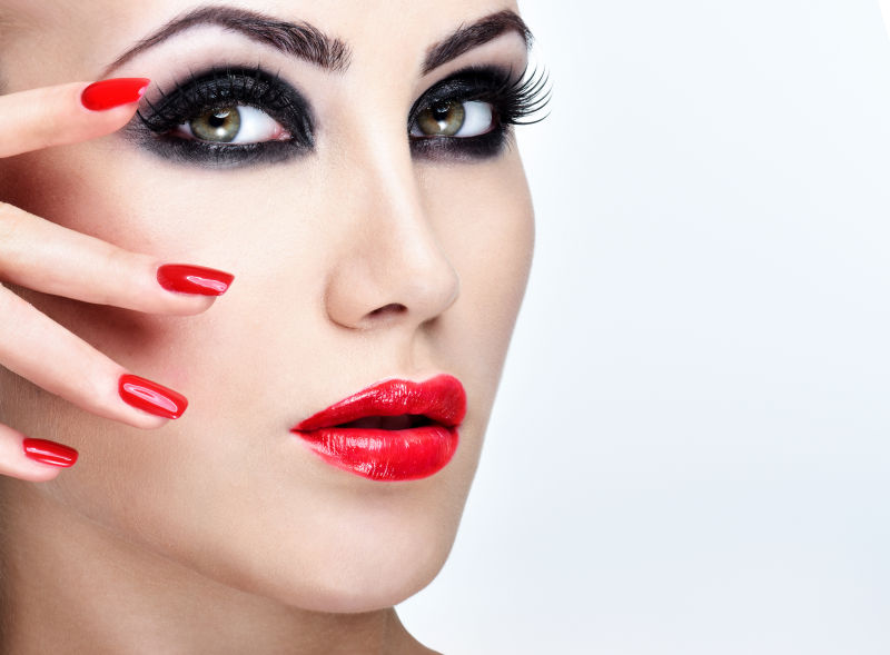 化妆美甲的精致女人