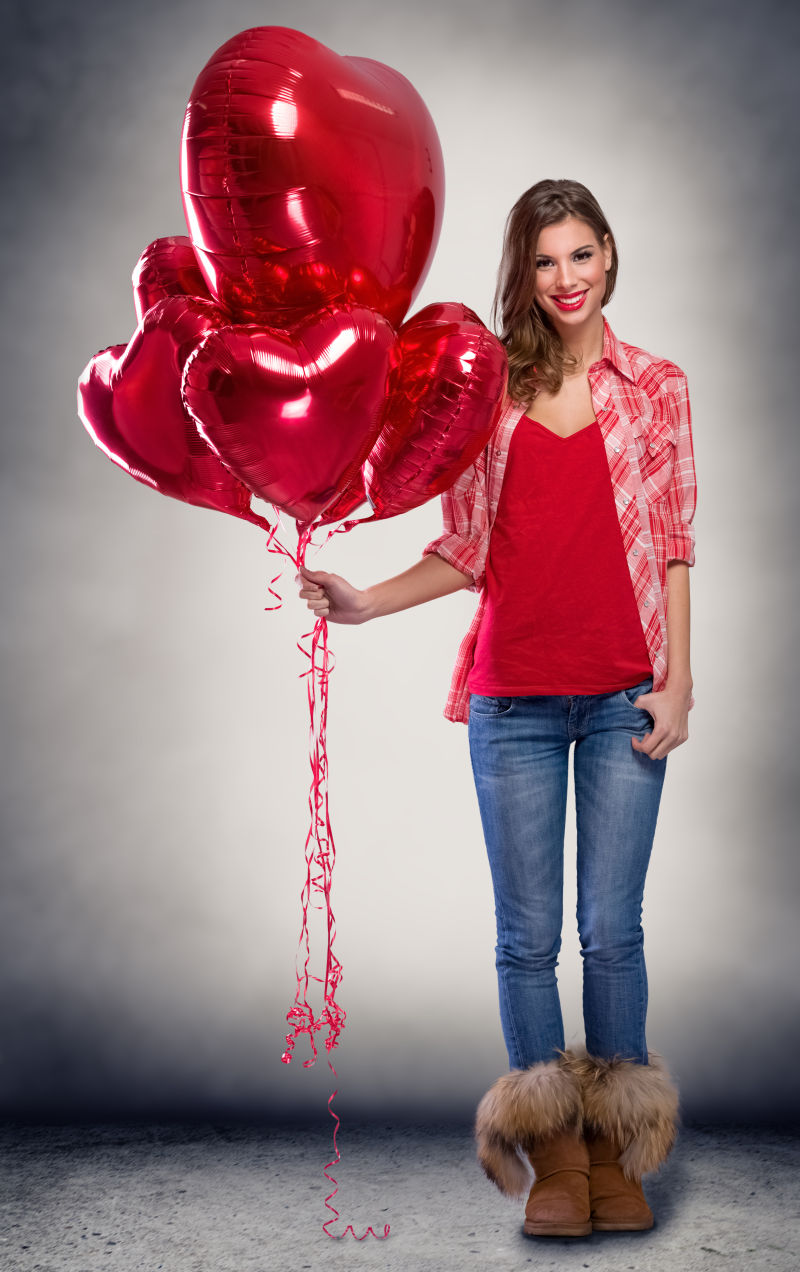 美女拿着红色气球微笑