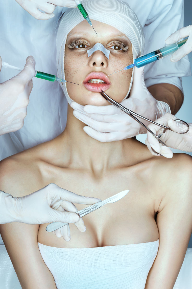 美容病人在接受整容手术