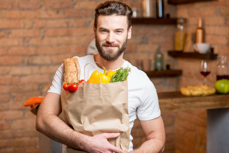 一个漂亮的男人在厨房里拿着