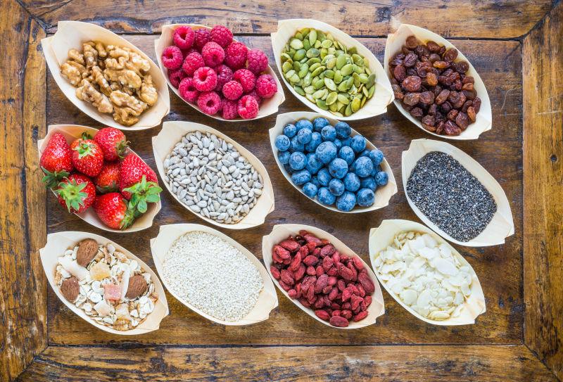 复古木桌上的坚果与水果