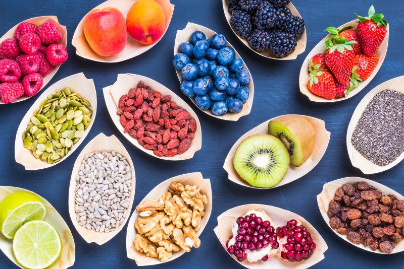 蓝色桌上的各种水果和坚果