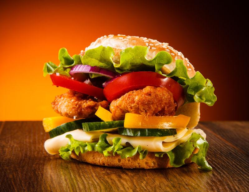 美味的番茄蔬菜汉堡