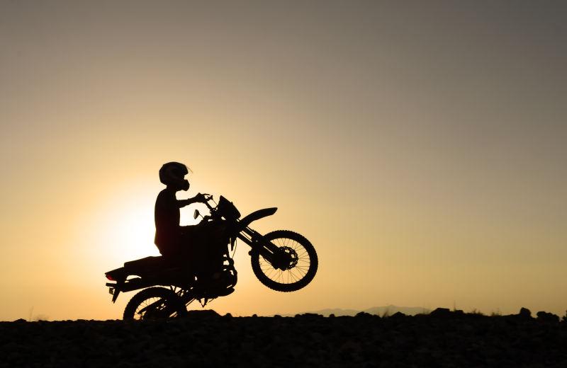 骑摩托车的剪影