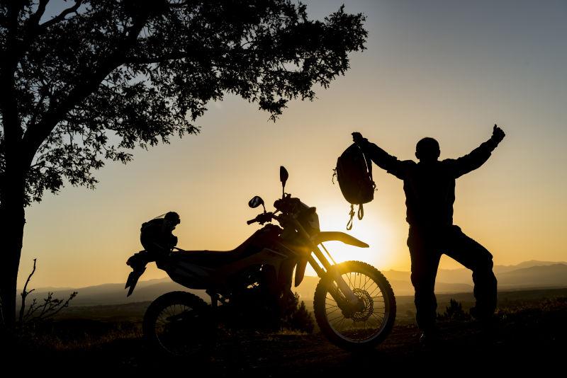 骑摩托车的伙伴