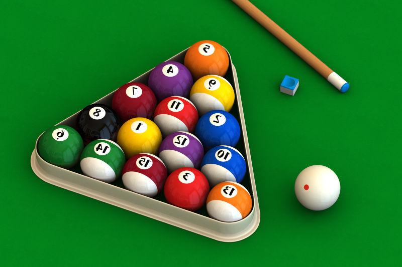 绿色台球桌上码好的台球和台球杆