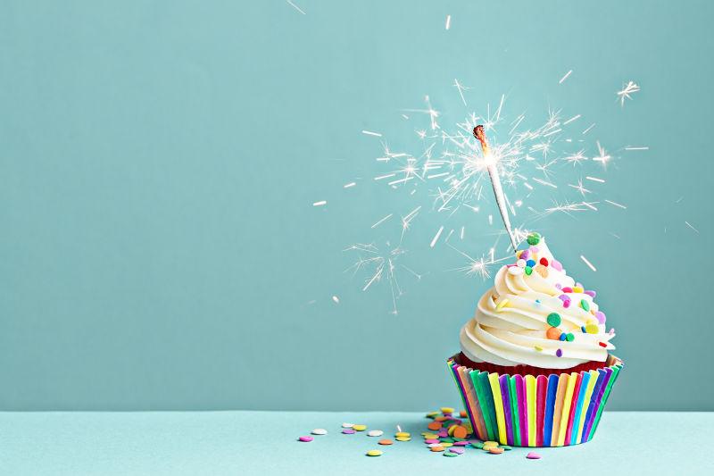 用彩色喷头和闪光灯装饰的蛋糕