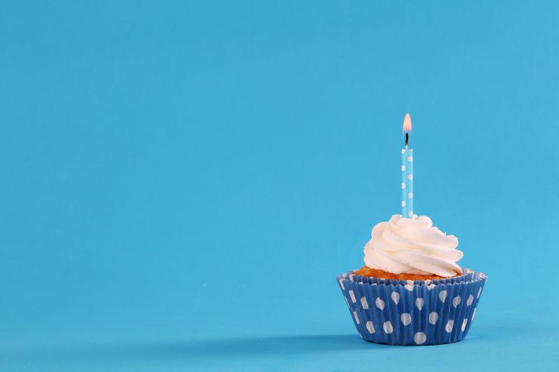 蓝色背景里的纸杯蛋糕