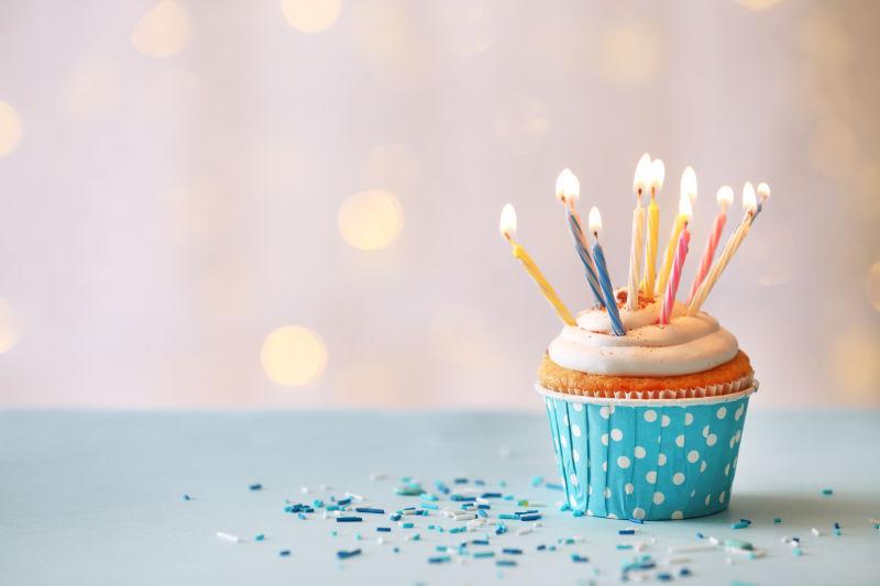 在餐桌上的美味的生日蛋糕背景