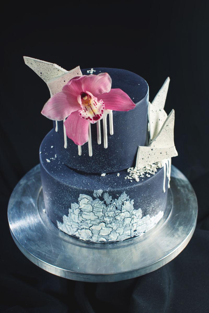 黑色背景下的婚礼蛋糕