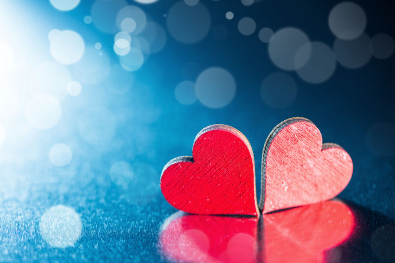 两颗红纸板爱心