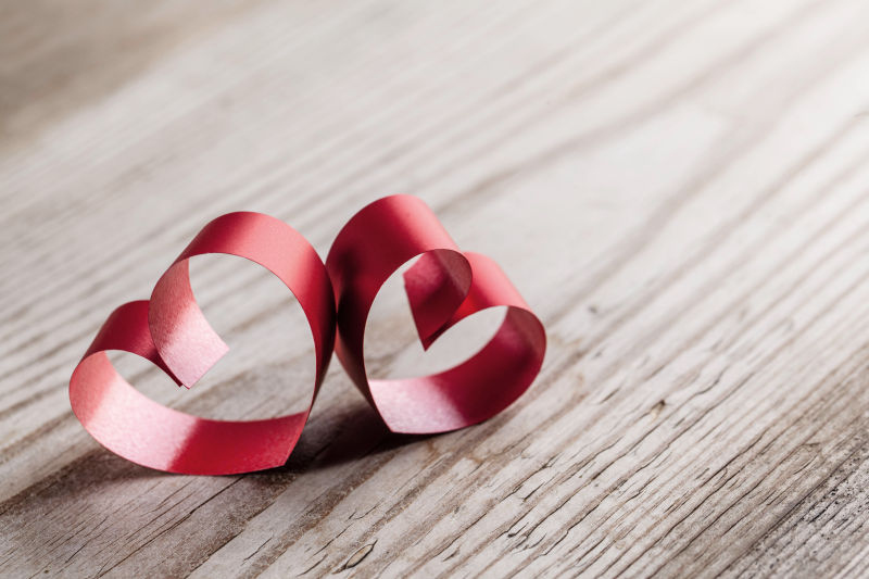 木板上的红缎带爱心