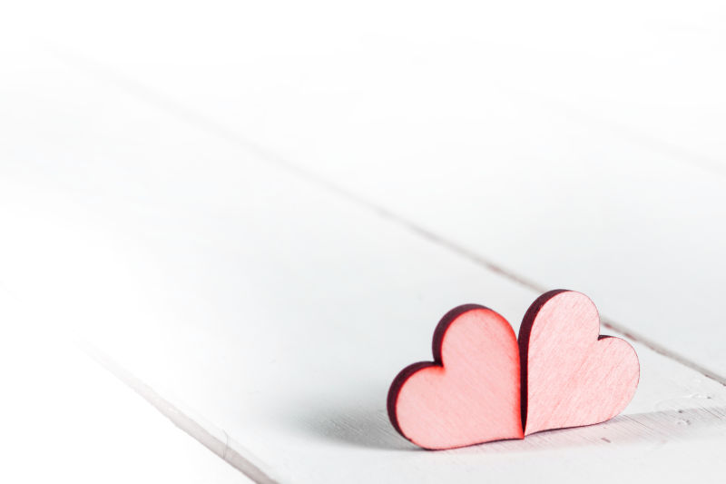 木板上的两颗红木爱心