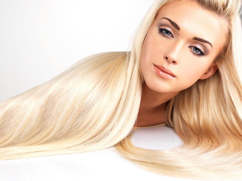 优雅的金色长发时尚美女