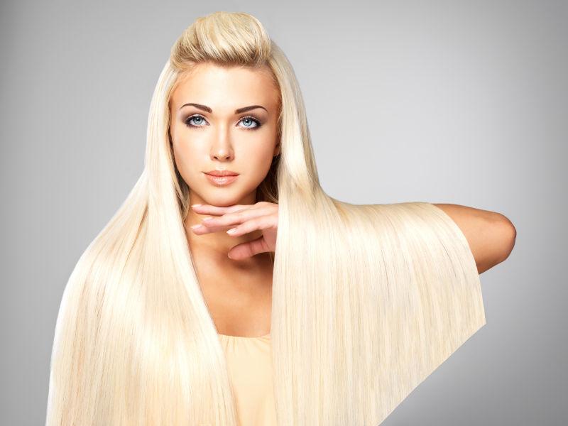 时尚美女模特有一头柔顺的金色长发