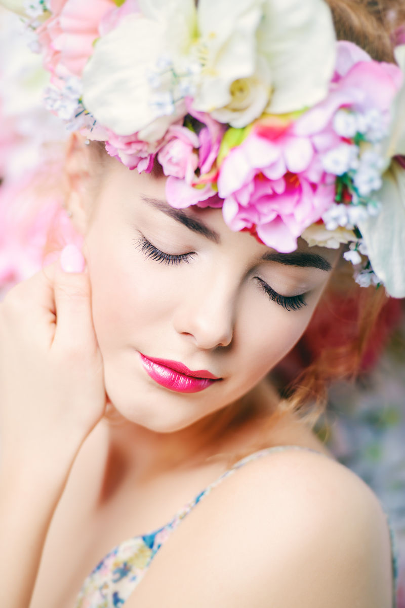 带着花环的美女在睡觉