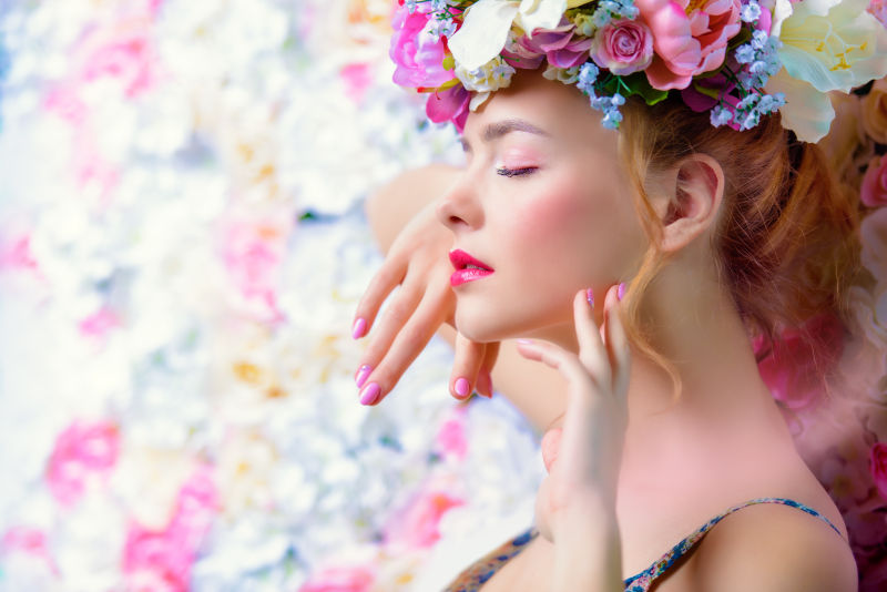 美女躺在花墙上闭目养神