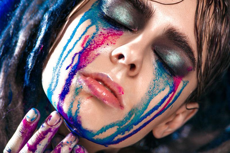 女人鲜艳的妆容