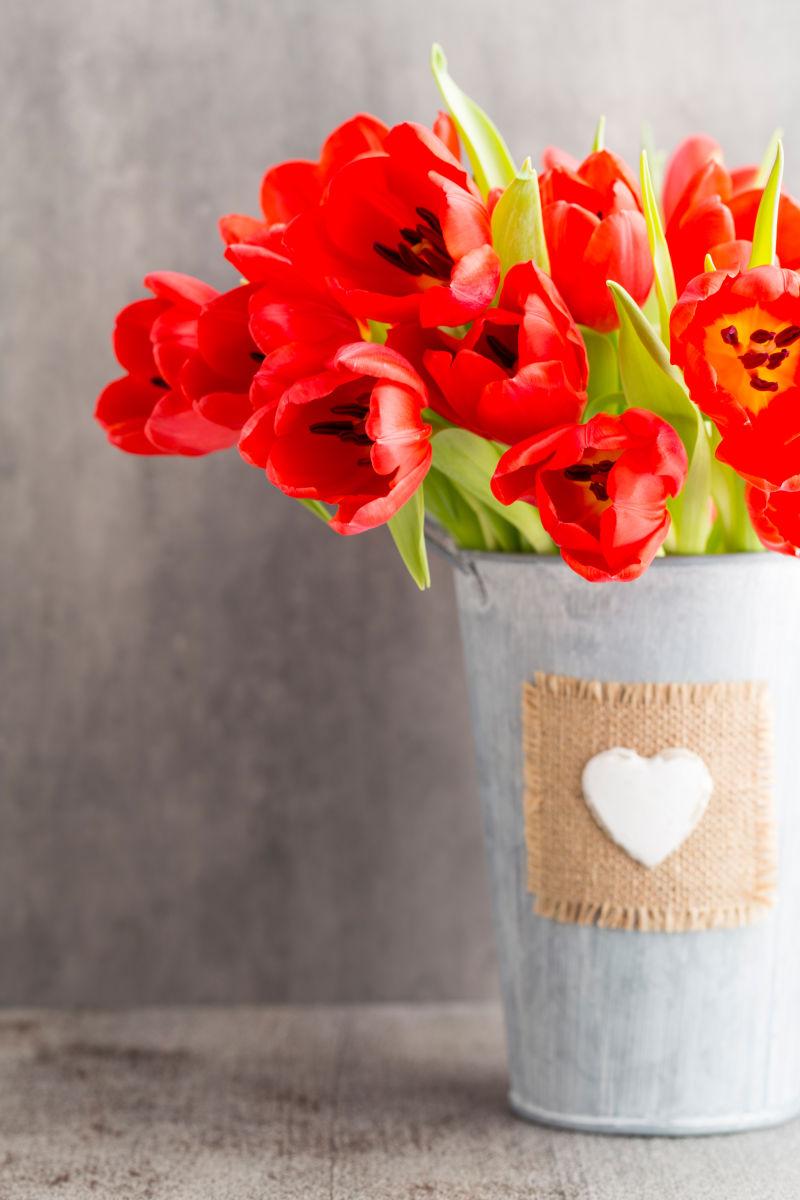 花瓶里鲜艳的红色郁金香花束