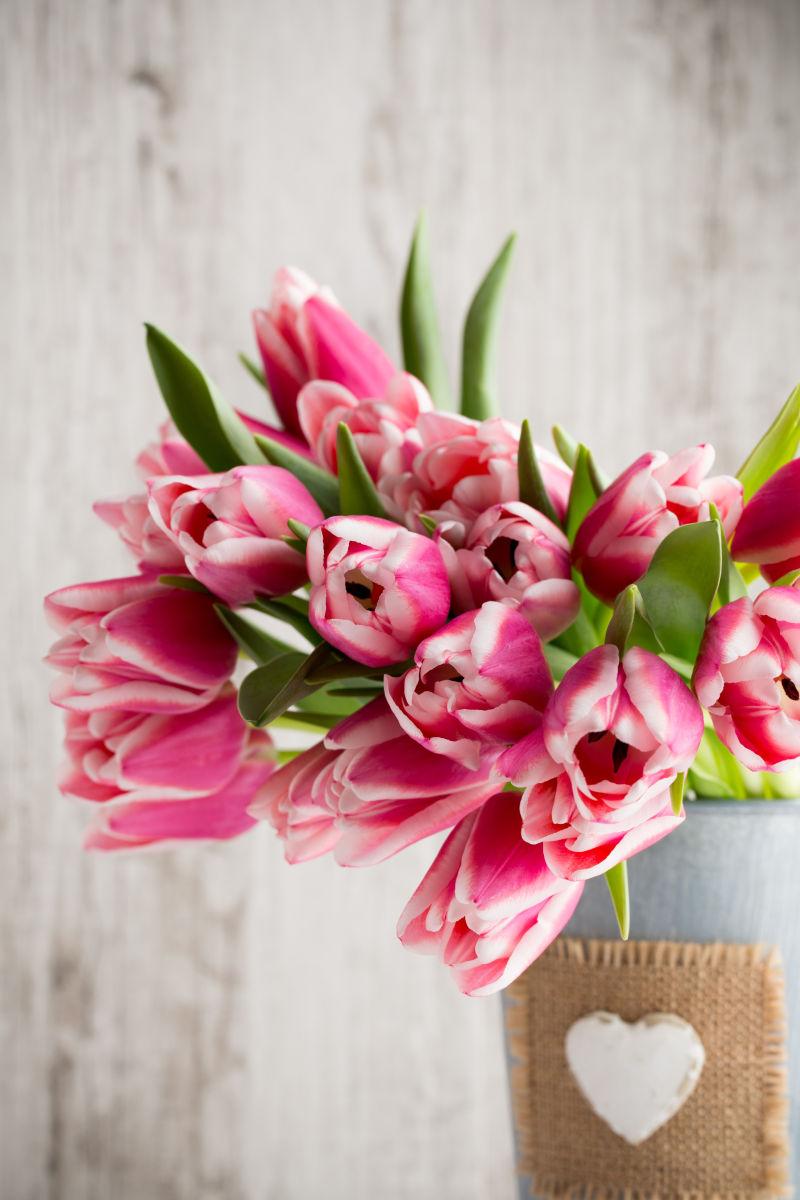 美丽的粉色郁金香花束