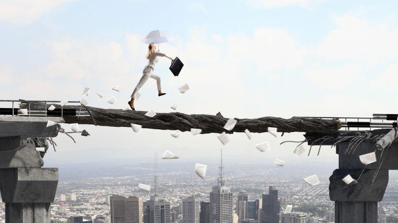 打着雨伞的女商人走独木桥创意