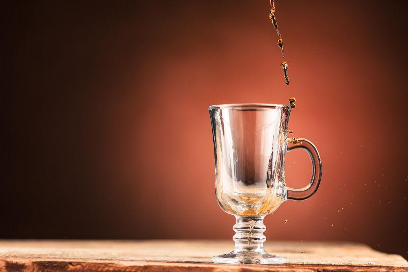 饮料从玻璃杯里飞溅而出