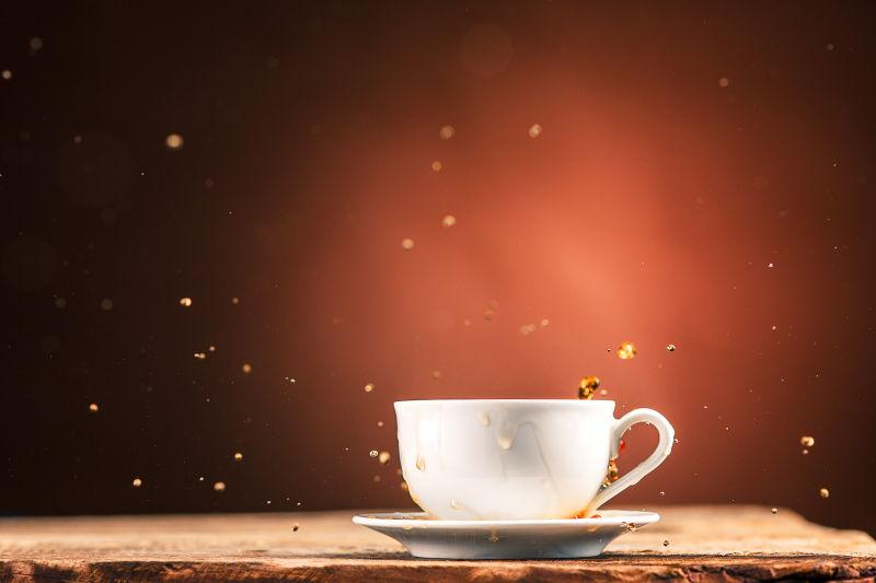 白色咖啡杯里溅射出来的液体