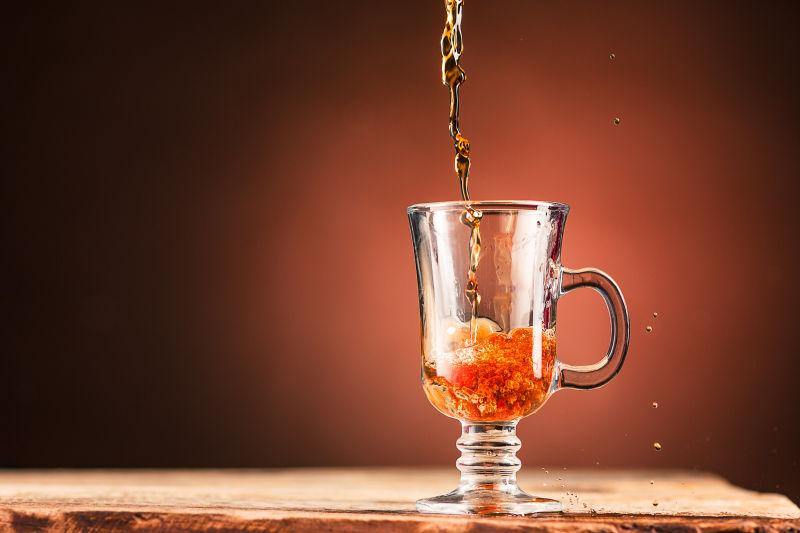 玻璃杯子里溅射出来的液体