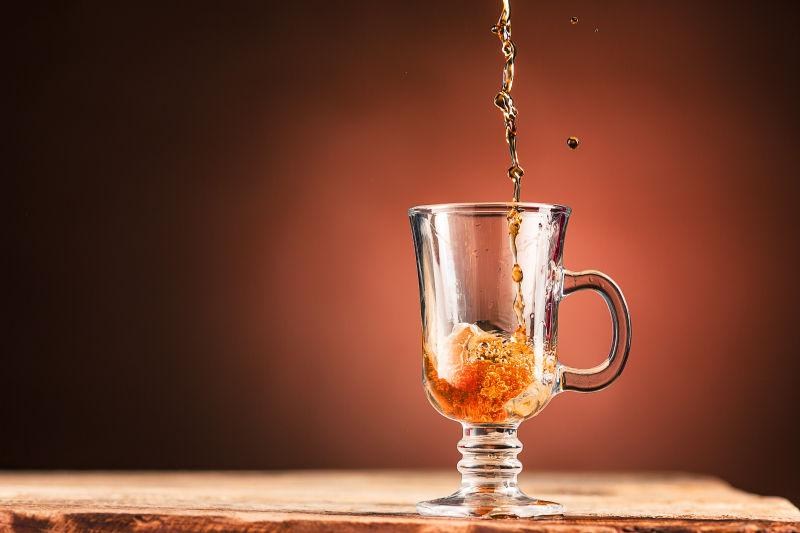 透明杯子里的飞溅出来的饮料