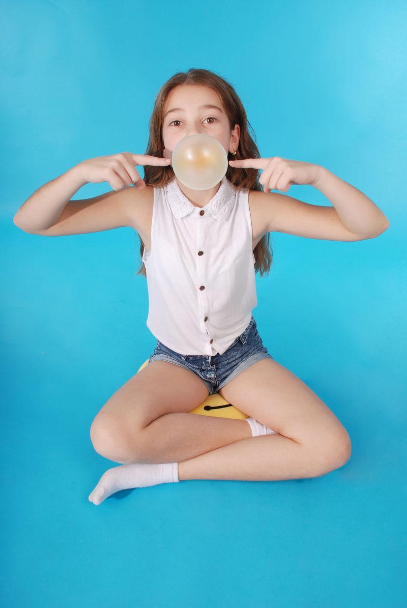 吃泡泡糖的女孩吹了个大泡泡