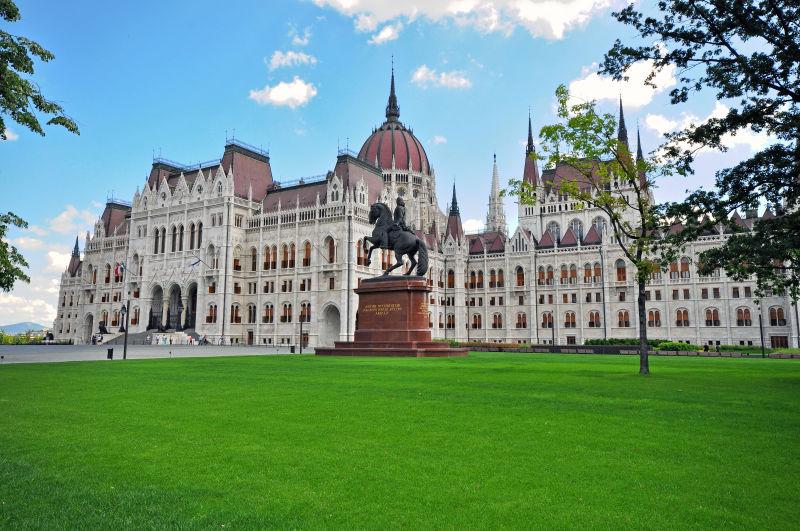 漂亮的蓝天白玉绿草和布达佩斯的议会大厦
