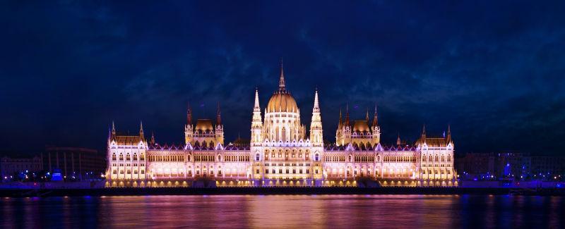 夜景下的匈牙利议会大厦