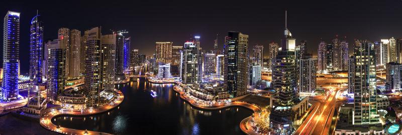 夜色下灯火嘹亮的迪拜城市