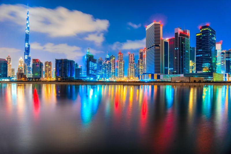 夜色下闪烁着美丽灯光的迪拜建筑
