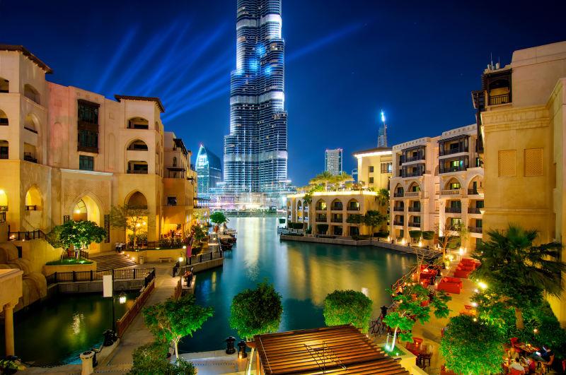夜色下美丽的迪拜市区景色