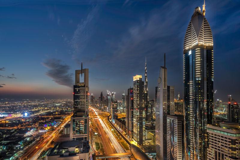 夜色下繁华的迪拜城市